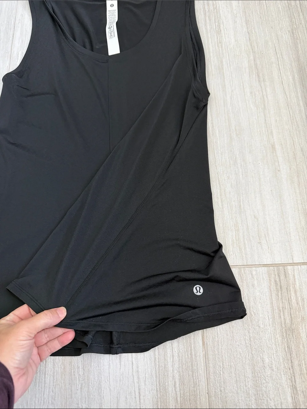 black lululemon lightweight flowy hem tank‎ top large stretchy